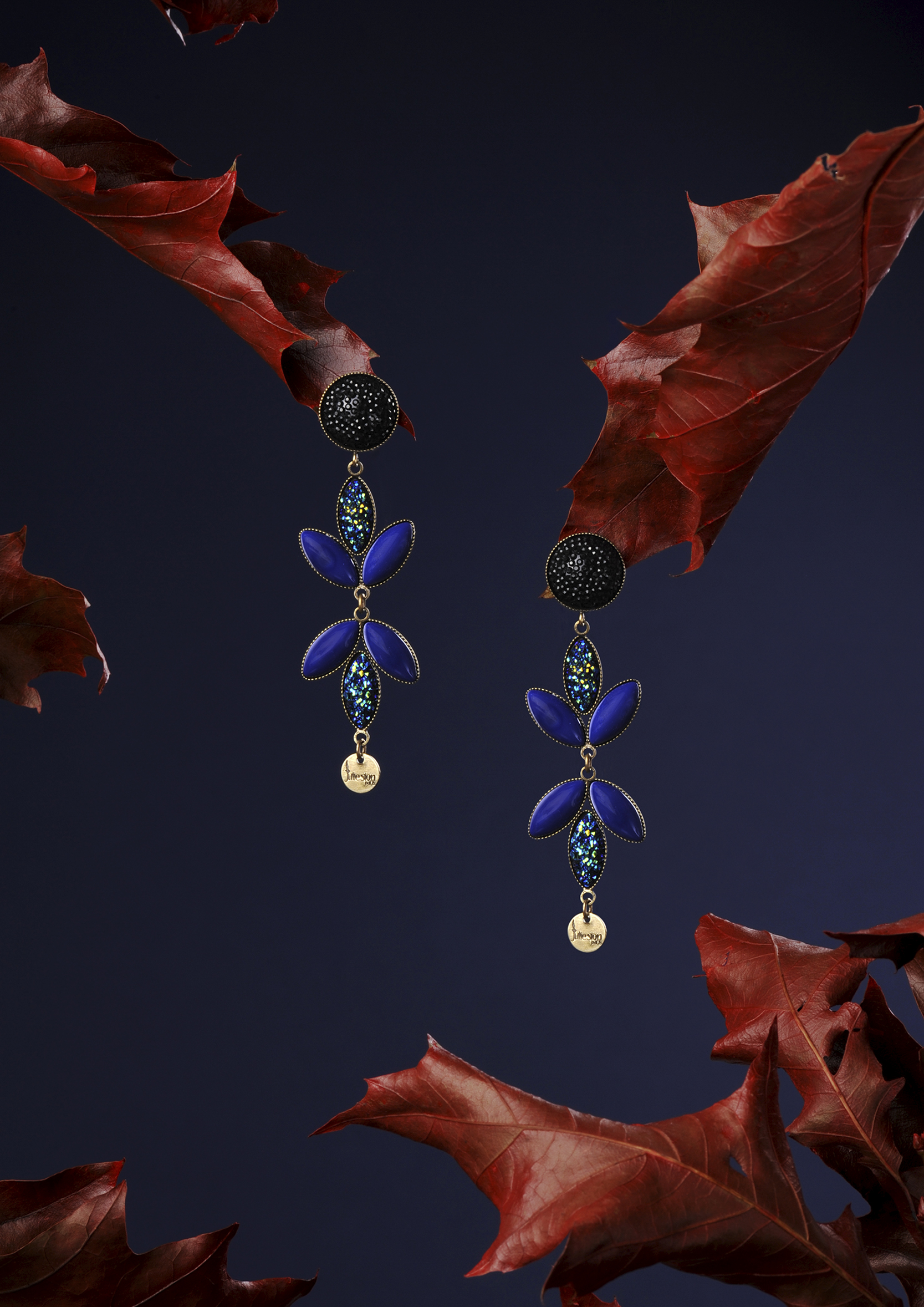 Bijoux, nature morte, or, blue