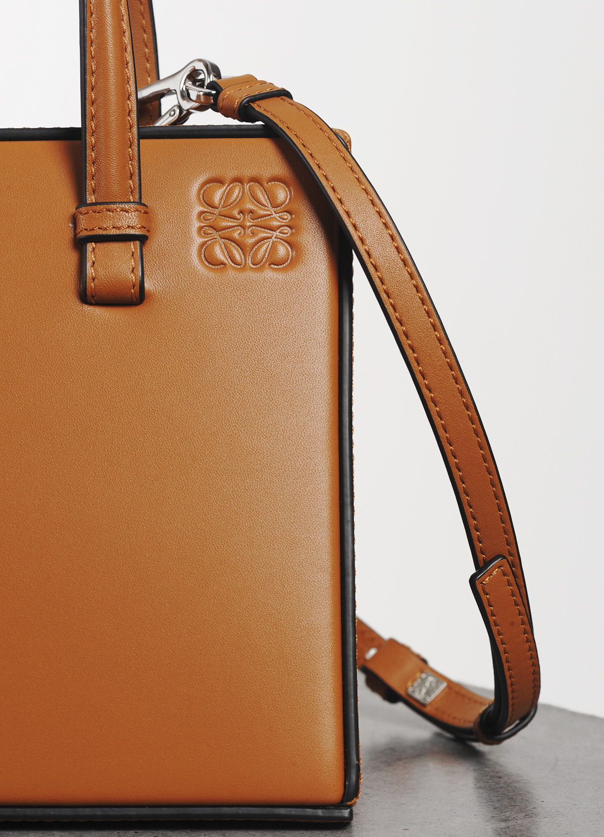 Tomgreyhound; Loewe; sac; cuir; mode; fashion; accessoire-mode; Detail